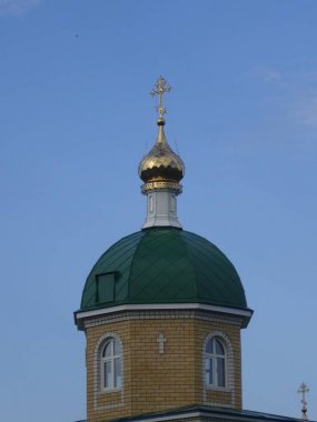bir tuğla kilisenin kubbesi