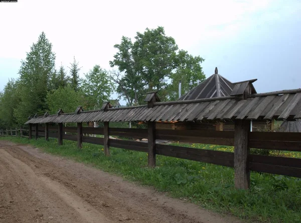 Vista da cerca de madeira na aldeia — Fotografia de Stock