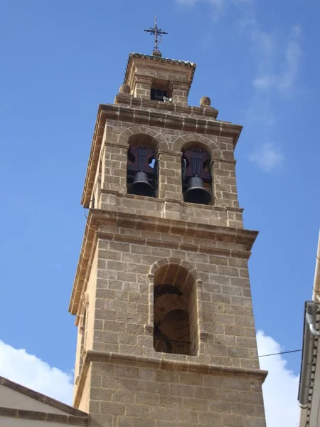 Campanile-vierkante klokkentoren aan de voet — Stockfoto