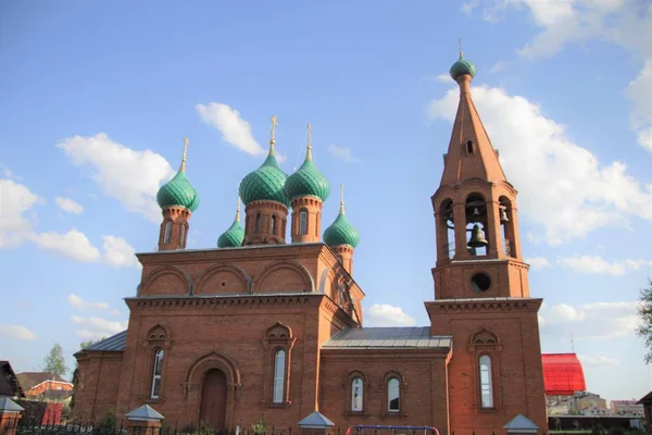 Tájkép kilátással a templomra, Komszomolskoye falu, Oroszország — Stock Fotó