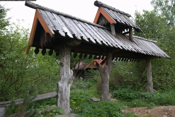 Vista de la puerta de madera en el pueblo — Foto de Stock