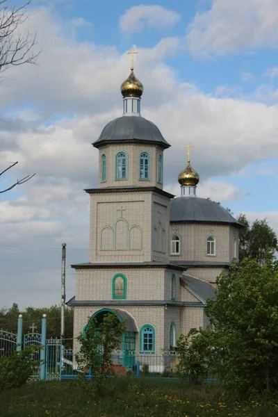 Blick auf die Kirche des Heiligen Nikolaus des Wundertäters im Dorf Uchmany — Stockfoto