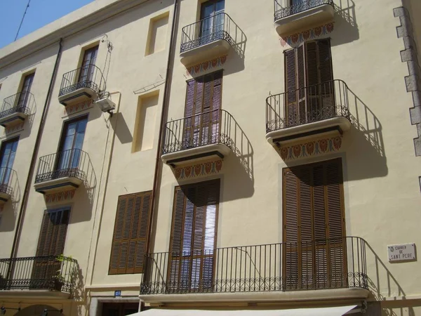 Varandas de um edifício da cidade em Figueres — Fotografia de Stock