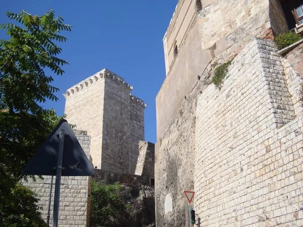 Pohled na starodávné kamenné stěny pevnosti — Stock fotografie