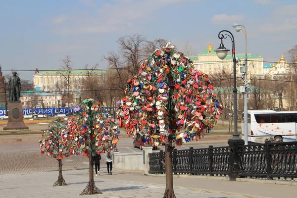 Puente con árboles para cerraduras de boda en Moscú — Foto de Stock