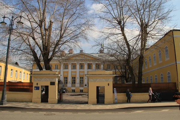 Landskap med utsikt över stadsbyggnaden i Moskva — Stockfoto