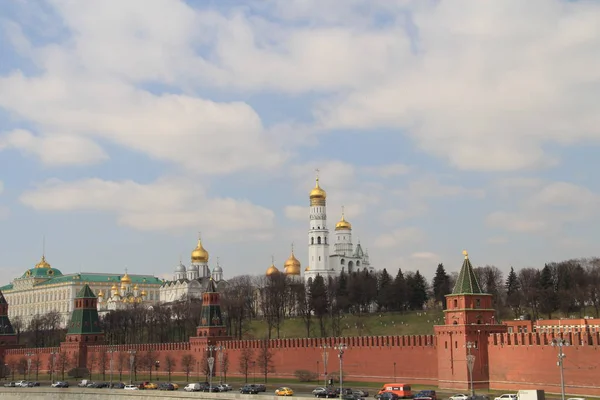 Blick auf die Mauern und Türme des Moskauer Kreml — Stockfoto