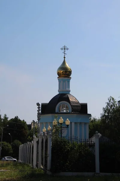 Laternen und Blick auf die Kathedrale der Fürbitte der Tatjana — Stockfoto