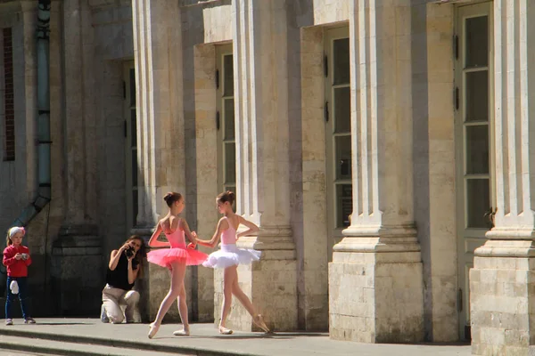 Fotosession med ballerinor nära Grand Palace i Tsaritsino, Moskva, Ryssland — Stockfoto