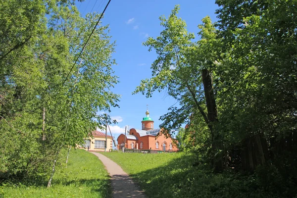 Lanskap pedesaan dengan pemandangan gereja di desa Toburdanovo, Chuvashia — Stok Foto