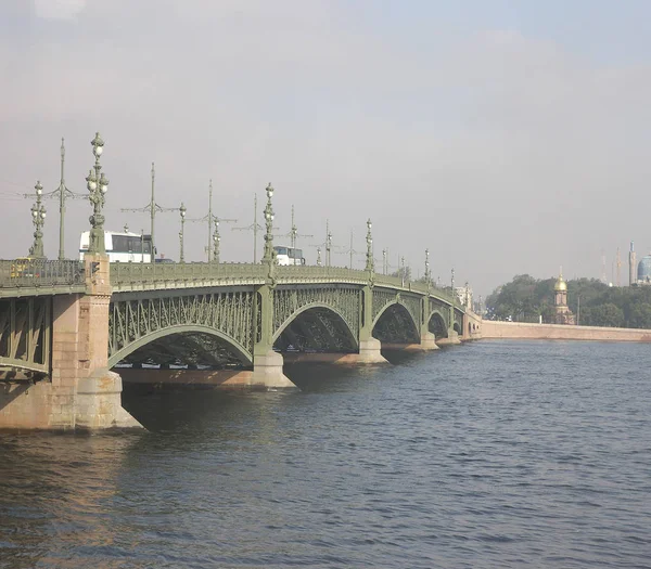 Γέφυρα πάνω από τον ποταμό Νεβά στην Πετρούπολη — Φωτογραφία Αρχείου