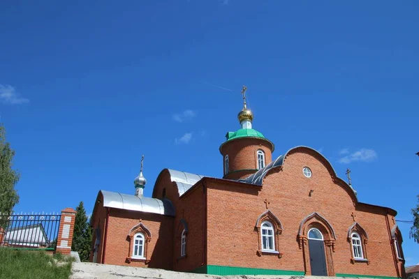 Vista della chiesa nel villaggio di Toburdanovo in Russia — Foto Stock