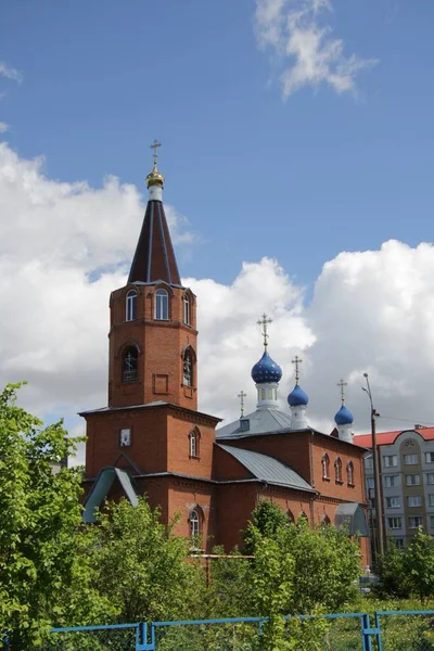 Paisaje primaveral con vista a la iglesia bajo un cielo azul con nubes blancas en la ciudad de Kanash, Chuvashia —  Fotos de Stock