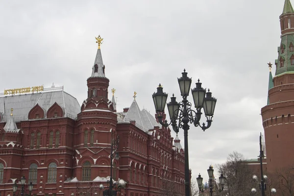 Lucerny na pozadí historického muzea v Moskvě, Rusko — Stock fotografie