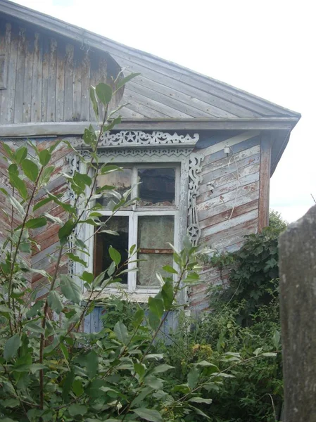 古い放棄された家のプラットバンド — ストック写真
