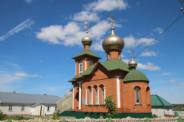 Veduta della chiesa del villaggio sotto il cielo blu con nuvole bianche nel villaggio di New Shaltyama in Russia — Foto Stock