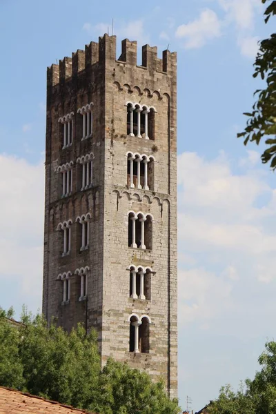 Paisaje urbano con vista a la torre — Foto de Stock