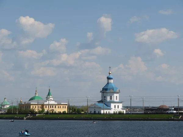 Paisaje urbano con vistas a la iglesia y la bahía de Chuvashia —  Fotos de Stock