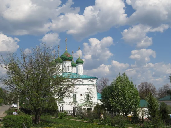 Stadsbilden med utsikt över kyrkan i Ryssland, — Stockfoto