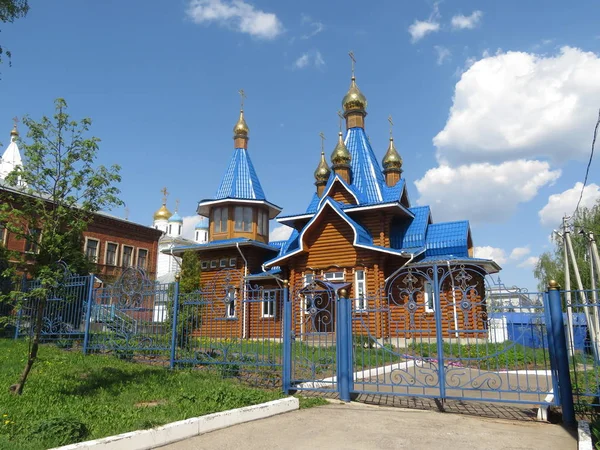 Vista da igreja de madeira em Chuvashia — Fotografia de Stock