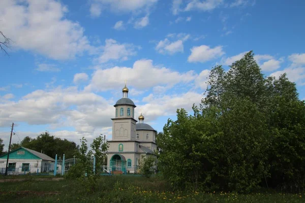 Lente landschap met uitzicht op de kerk van St. Nicolaas de Wonderworker in het dorp Ukhmany — Stockfoto