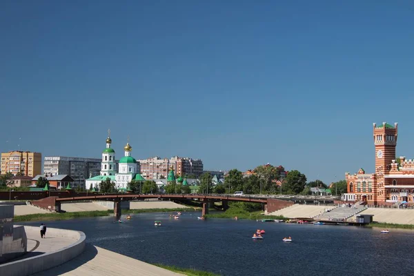 Paisagem urbana com vista para a igreja e ponte na cidade de Yoshkar-ola — Fotografia de Stock