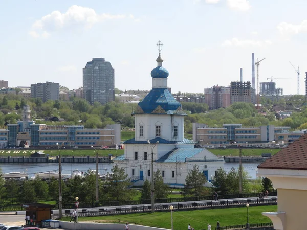 Stadsgezicht met uitzicht op de kerk in Chuvashia — Stockfoto