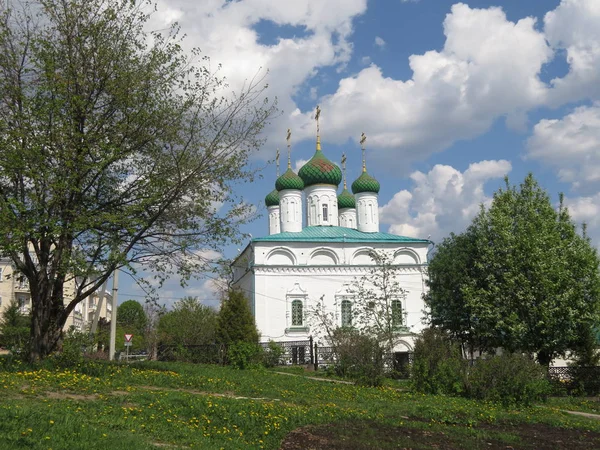 Stadsgezicht met uitzicht op de kerk in Rusland, — Stockfoto