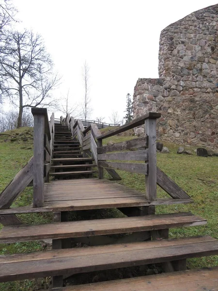 Escalera de madera en la fortaleza en ruinas — Foto de Stock