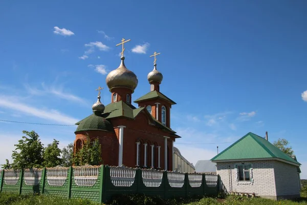 Uitzicht op de dorpskerk in het dorp New Shaltyama in Rusland — Stockfoto