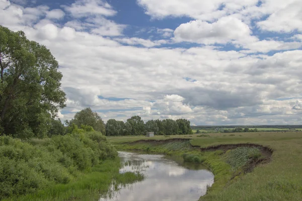 Letni krajobraz z widokiem na rzekę pod błękitne niebo i białe chmury w Chuvashia — Zdjęcie stockowe