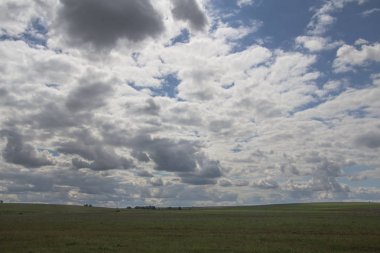 Rusya'da mavi gökyüzü ve beyaz bulutlar altında alanın görünümü