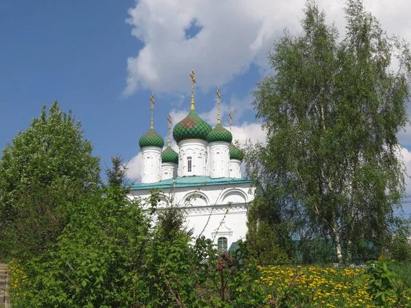 Paisaje urbano con vistas a la iglesia en Rusia , — Foto de Stock