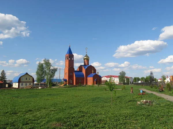 Frühlingslandschaft mit Blick auf die Kirche im Dorf Batyrevo, Russland — Stockfoto