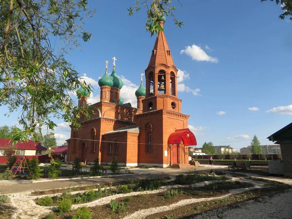 Landscape overlooking the church in the village of Komsomolskoye , Russia — Stock Photo, Image
