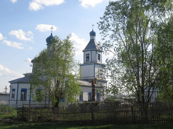 Widok wsi drewniany kościół w Chuvashia — Zdjęcie stockowe