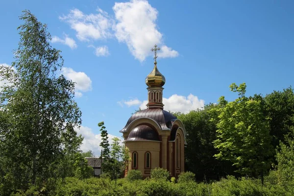 Spring landscape with a view of the temple-chapel in Russia — Stock Photo, Image