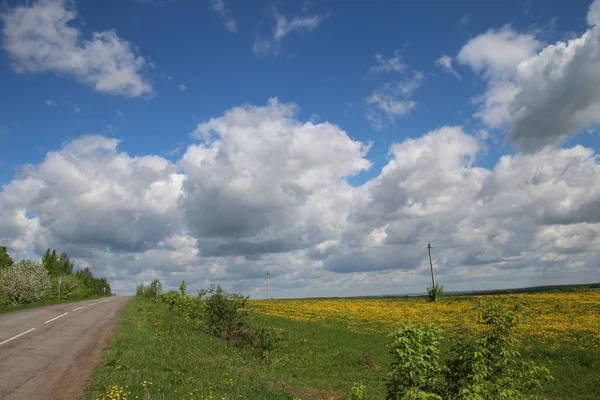 Paisaje rural con nubes blancas contra el cielo azul . — Foto de Stock