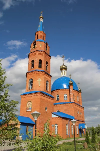 Veduta della Chiesa dell'icona di Kazan della Madre di Dio del villaggio di Malye Kibechi, Chuvashia — Foto Stock