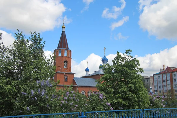 러시아 카나시 시에 하얀 구름이 있는 푸른 하늘 아래 교회의 전경 — 스톡 사진