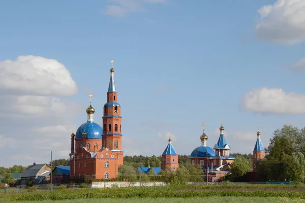 Paisaje de primavera con vistas a la iglesia en el pueblo de Small Kibechi,, Rusia — Foto de Stock