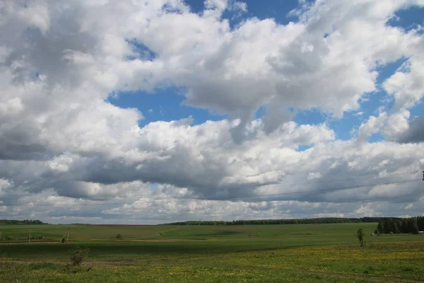Paisaje rural con cielo azul y nubes blancas en Chuvashia — Foto de Stock