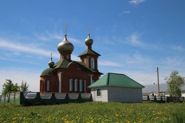 Chuvashia Novye Shaltyama köyünde mavi gökyüzü altında köy kilisesigörünümü