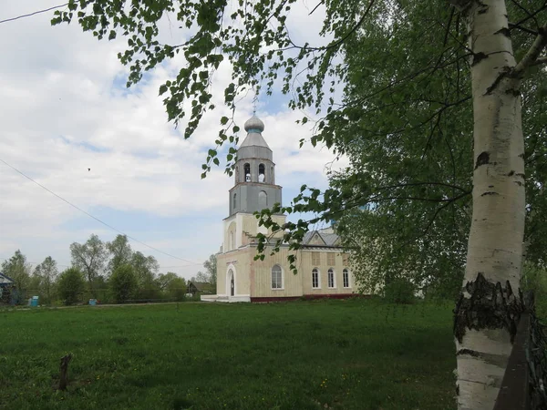 Landskap med utsikt över byns kyrka i Ryssland — Stockfoto