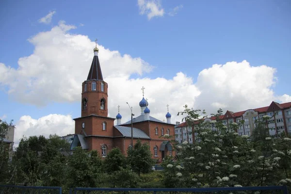 Paisaje primaveral con vistas a la iglesia en la ciudad de Kanash, Chuvashia — Foto de Stock