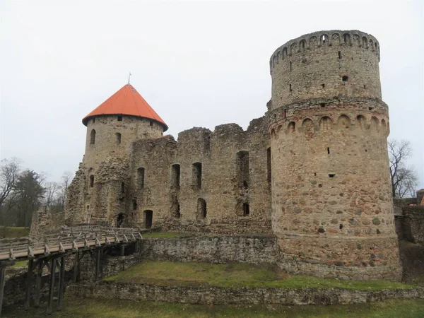 Blick auf die Burg Tsesisi in Cesis — Stockfoto