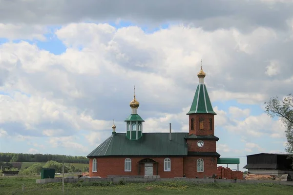 Vista da igreja da aldeia em Chuvashia — Fotografia de Stock