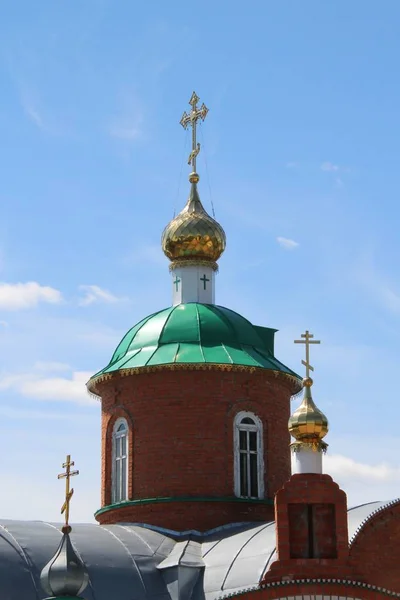 Cúpula dourada e telhado verde de uma igreja na aldeia de Toburdanovo — Fotografia de Stock
