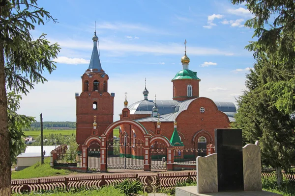 Ländliche Landschaft mit Blick auf die Kirche im Dorf Toburdanovo — Stockfoto