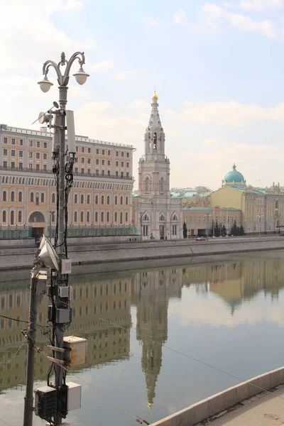 Reflejo de la iglesia en el río Fotos de stock libres de derechos